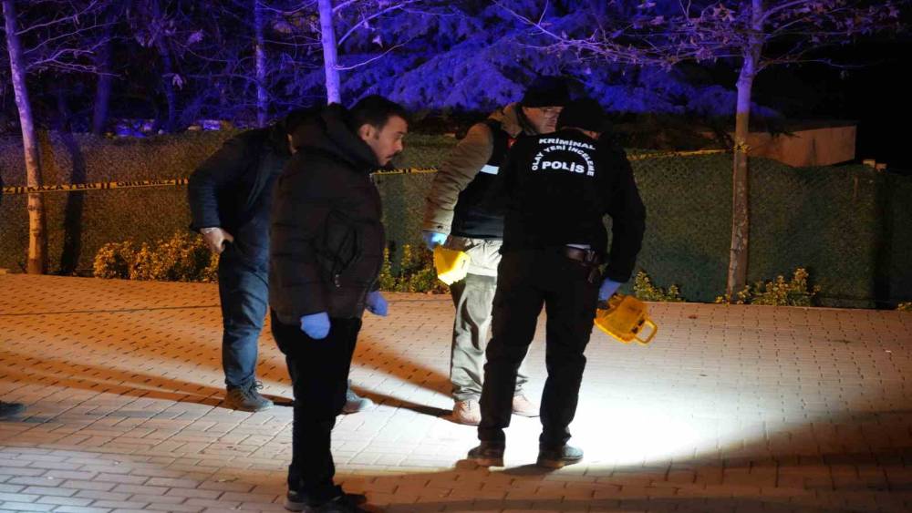 Kavgaya m&uuml;dahale eden polis memuru bı&ccedil;akla yaralandı
