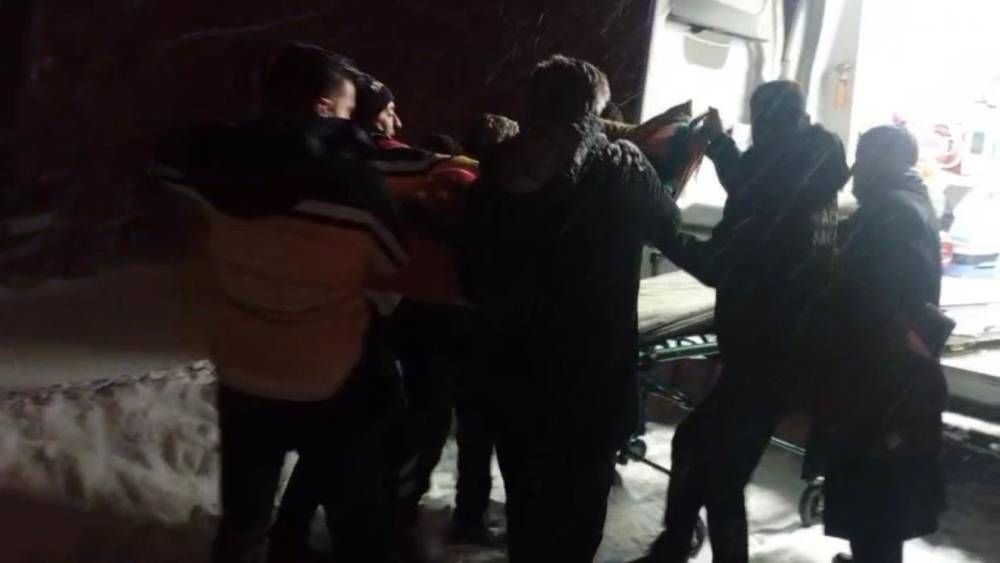 Kapalı k&ouml;y yolu a&ccedil;ıldı, 72 yaşındaki hasta hastaneye ulaştırıldı

