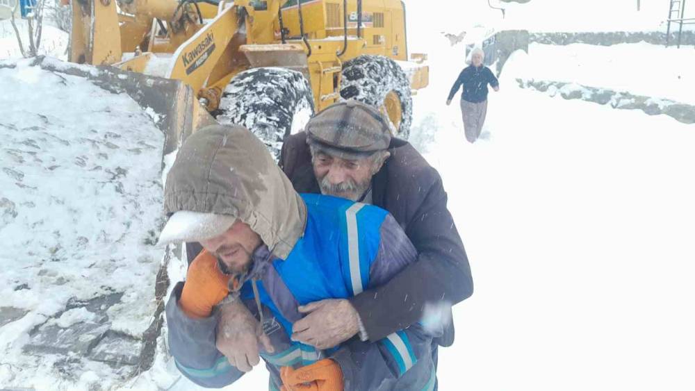 Muş&rsquo;ta kapalı k&ouml;y yollarında mahsur kalan hastalar ekiplerce kurtarıldı
