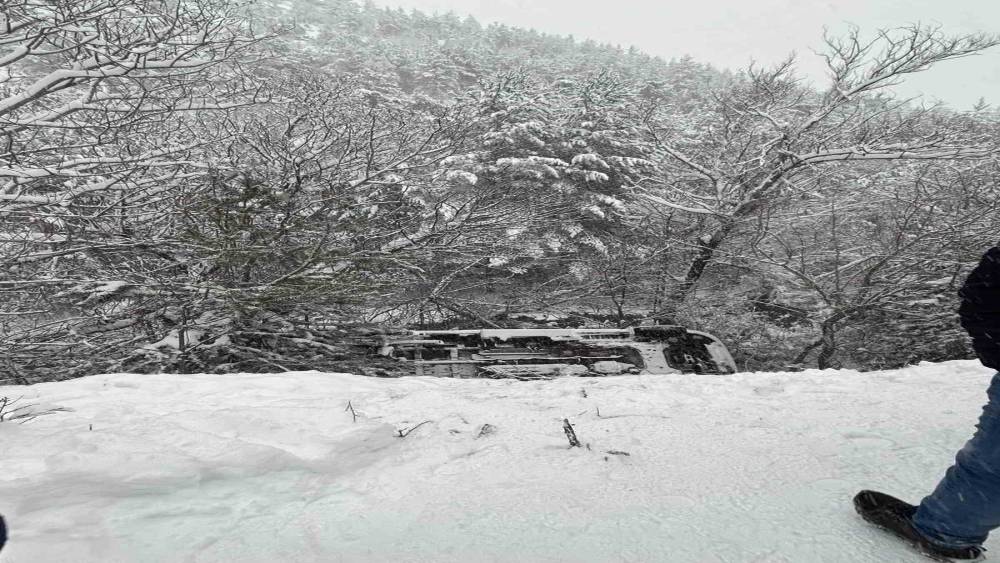 G&uuml;m&uuml;şhane&rsquo;de ambulans dere yatağına yuvarlandı
