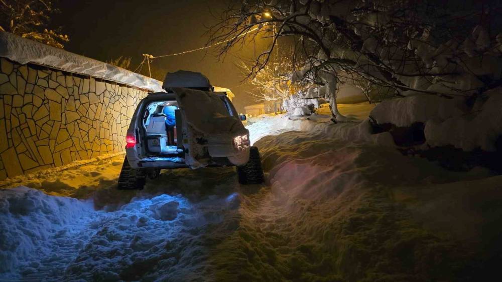 Yoğun kar yağışında UMKE ekipleri hastalara umut oluyor

