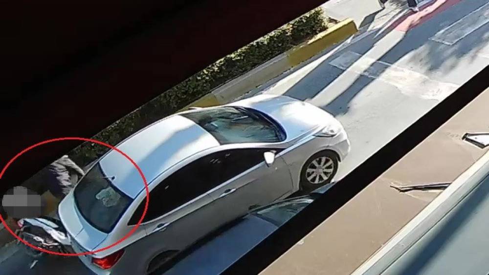Yayaya yol vermek i&ccedil;in duran otomobile arkadan &ccedil;arptı o anlar g&uuml;venlik kamerasında
