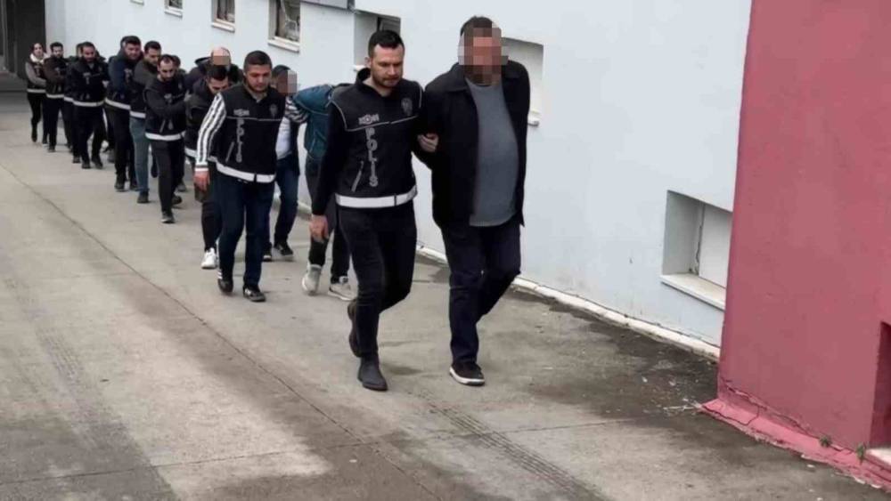 Cep telefonu bayii ve kuyumcu g&ouml;r&uuml;n&uuml;ml&uuml; tefecilik iddiası: 11 g&ouml;zaltı
