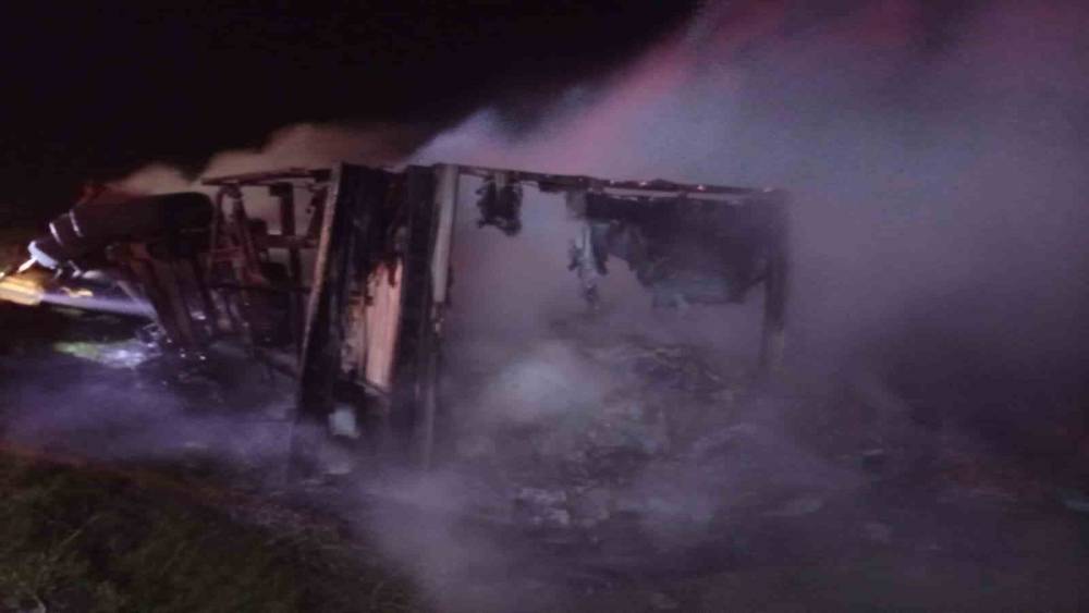 Şırnak&rsquo;ta mandalina y&uuml;kl&uuml; tır cayır cayır yandı
