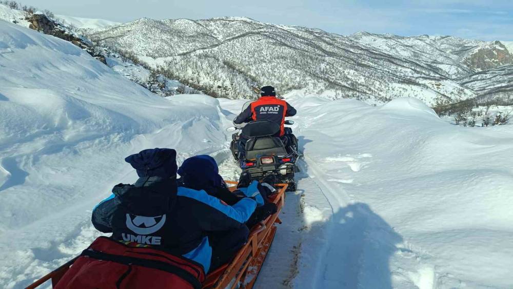 Ovacık&rsquo;ta karla m&uuml;cadelede zamanla yarış: 2 hastaya zorlu şartlarda m&uuml;dahale
