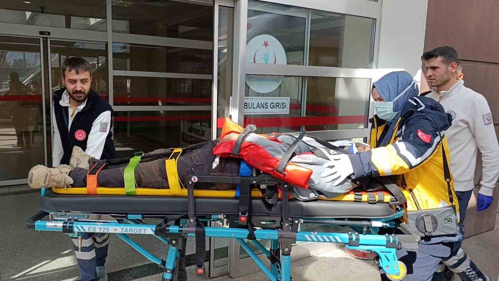 Otomobil reklam direğine &ccedil;arptı:3 yaralı
