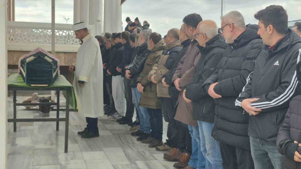 Y&uuml;z gerdirme ameliyatı sonrası hayatını kaybeden Sibel Yiyin, son yolculuğuna uğurlandı
