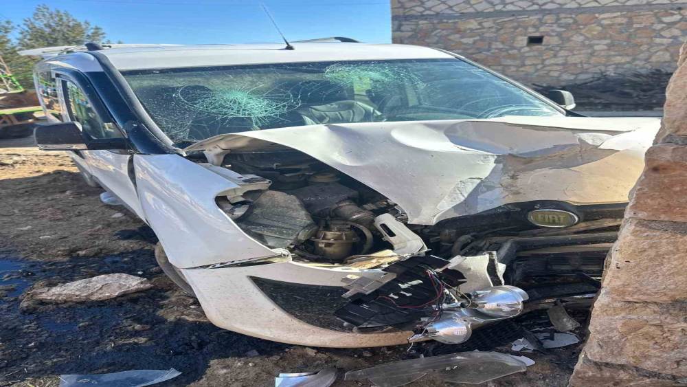 Kaza yapan yakınlarını ziyaretten d&ouml;nen &ccedil;ift kazada yaralandı
