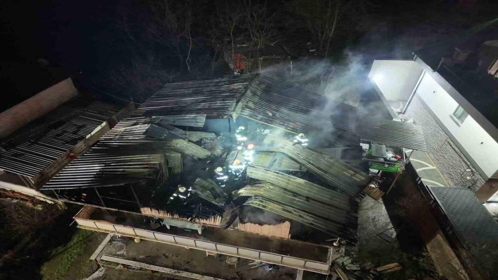 Kocaeli&rsquo;de 2 katlı evin &ccedil;atısı alevlere teslim oldu
