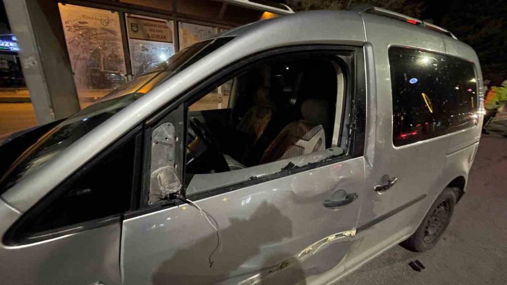 Hafif ticari ara&ccedil; &uuml;niversite &ouml;ğrencisine &ccedil;arptı: 3 yaralı
