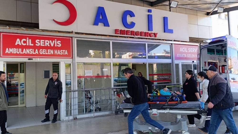 Tarım iş&ccedil;ilerini taşıyan minib&uuml;s devrildi: 15 yaralı
