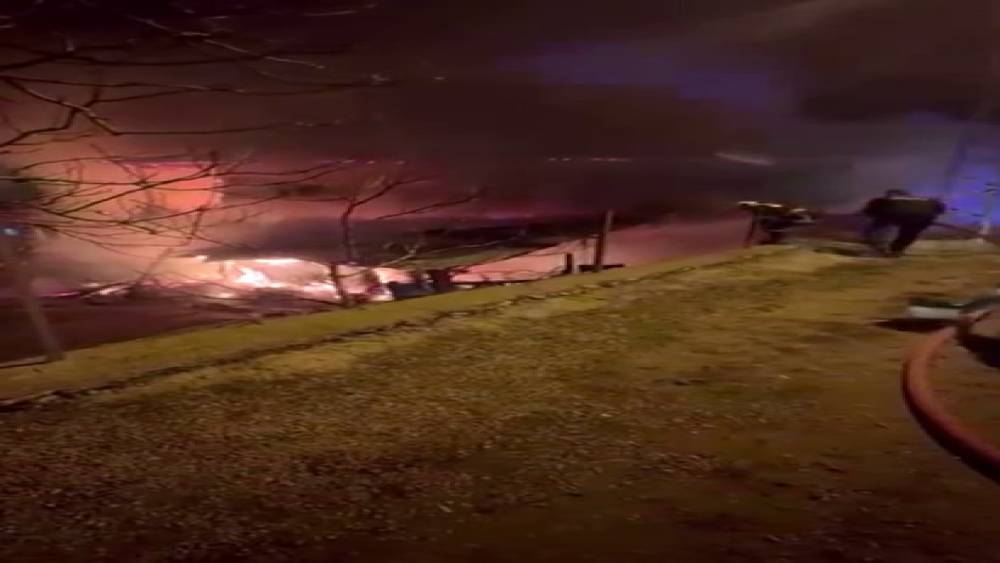 Tufanbeyli&rsquo;de &ccedil;ıkan yangında ev ve ahır k&uuml;le d&ouml;nd&uuml;
