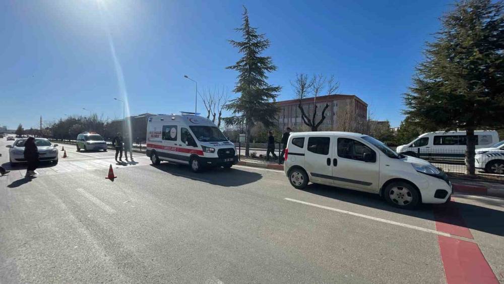 Hafif ticari aracın &ccedil;arptığı hemşirelik b&ouml;l&uuml;m&uuml; &ouml;ğrencisi gen&ccedil; kız yaralandı
