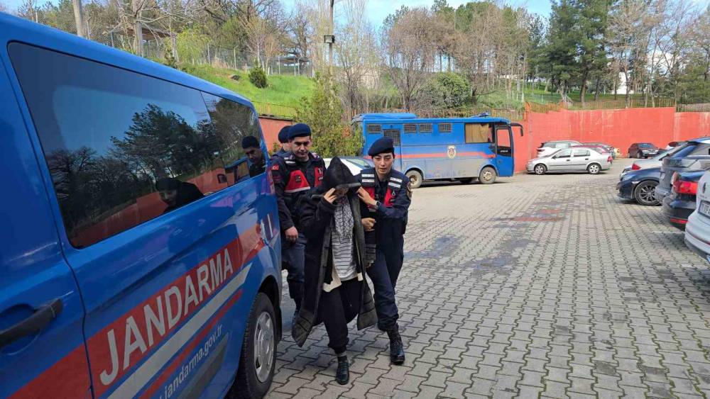 Eşini av t&uuml;feğiyle &ouml;ld&uuml;ren kadın adliyeye sevk edildi
