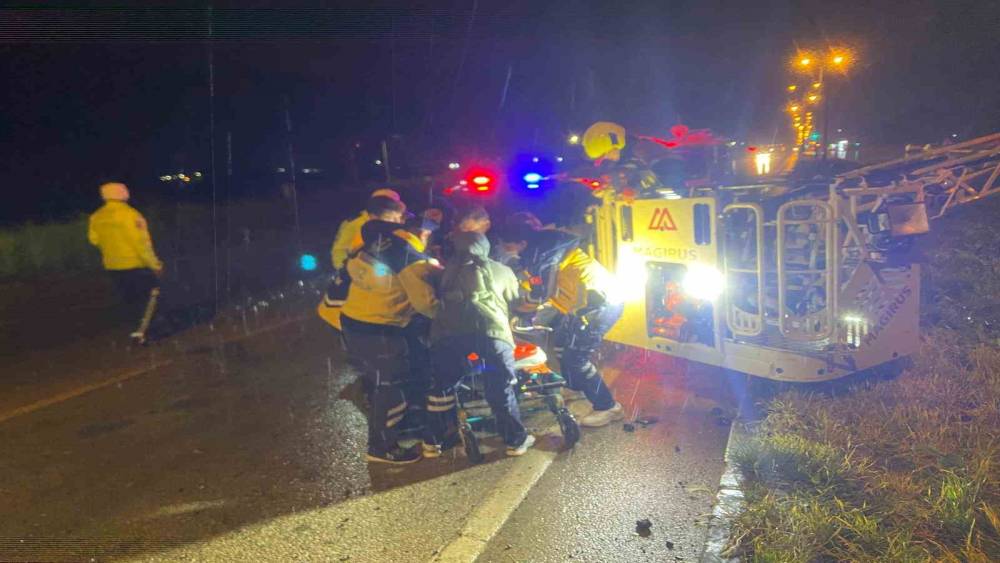 Balıkesir&rsquo;de yolcu otob&uuml;s&uuml; devrildi: 3 &ouml;l&uuml;, 26 yaralı
