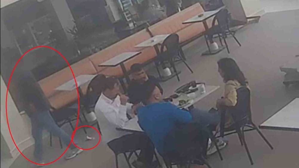 Sahilde aradığı parasını kafede d&uuml;ş&uuml;ren vatandaşın o anları kameraya yansıdı

