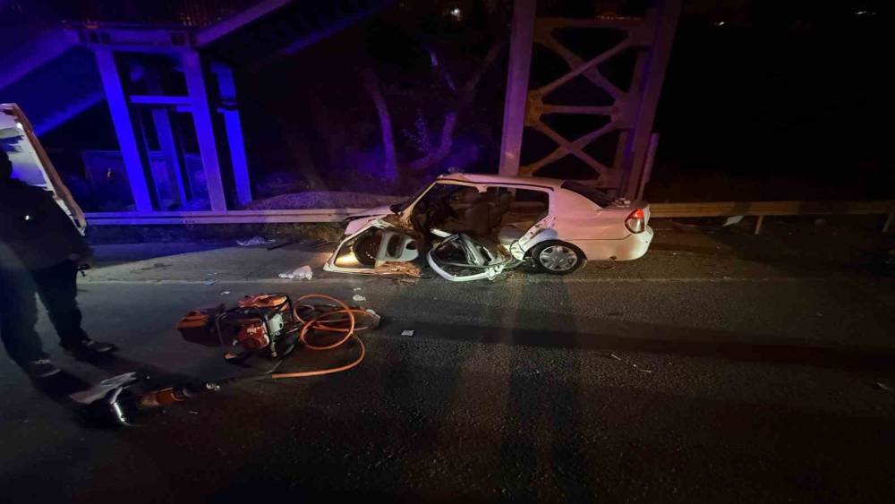 D&ouml;n&uuml;ş yapmak isteyen otomobile hafif ticari aracın ok gibi saplandığı kaza kamerada
