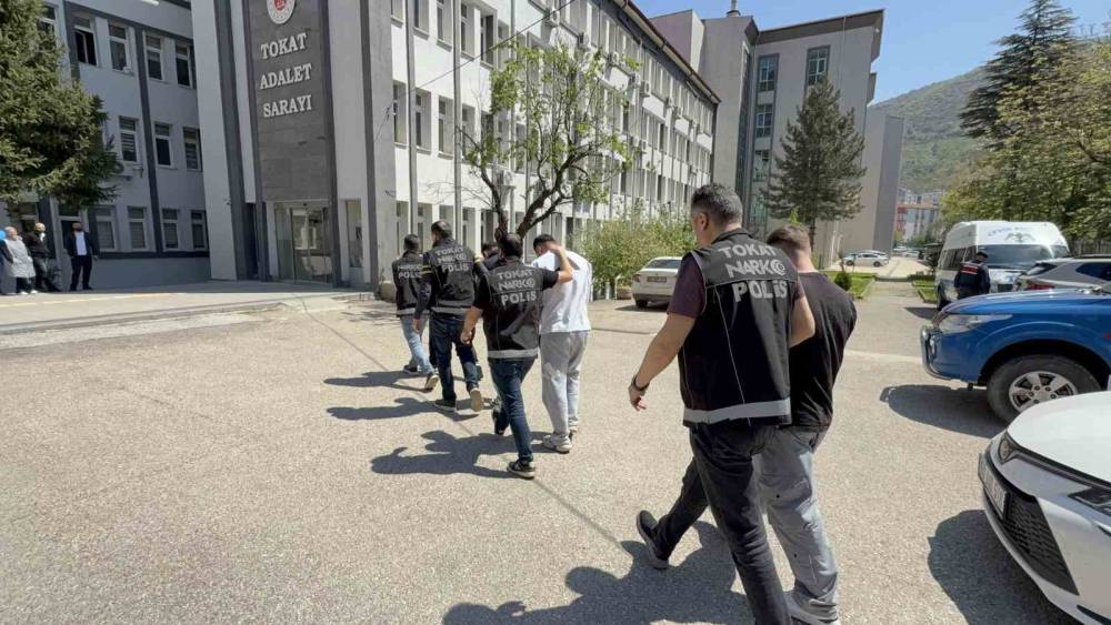 Tokat&rsquo;ta 936 adet sentetik uyuşturucu hapla yakalanan 2 ş&uuml;pheli tutuklandı
