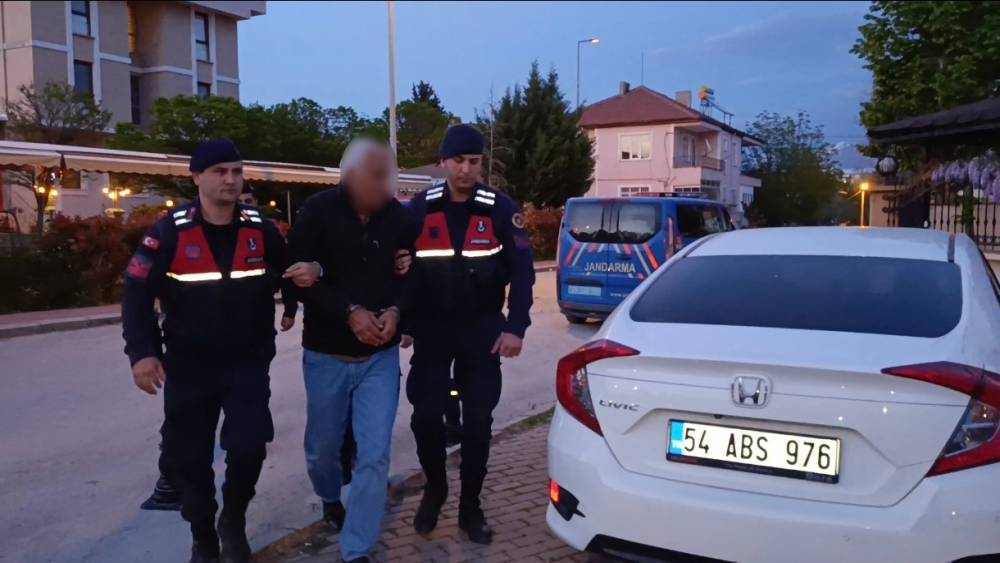 &Ouml;ğrencileri taciz eden bakkal kamera kayıtlarından yakalandı
