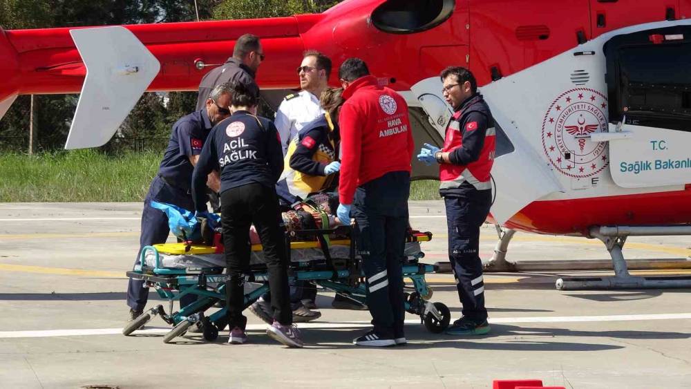 Tarlada bacağı kırılan kadın, ambulans helikopterle hastaneye ulaştırıldı
