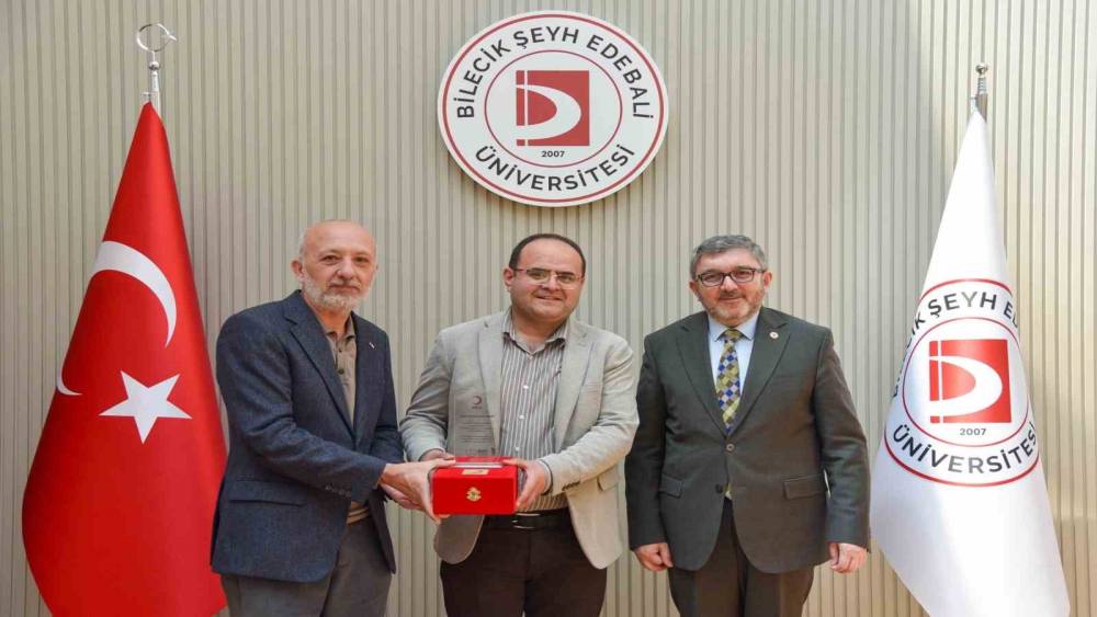 BŞE&Uuml;&rsquo;ye g&uuml;m&uuml;ş madalya ve madalya beratı takdimi
