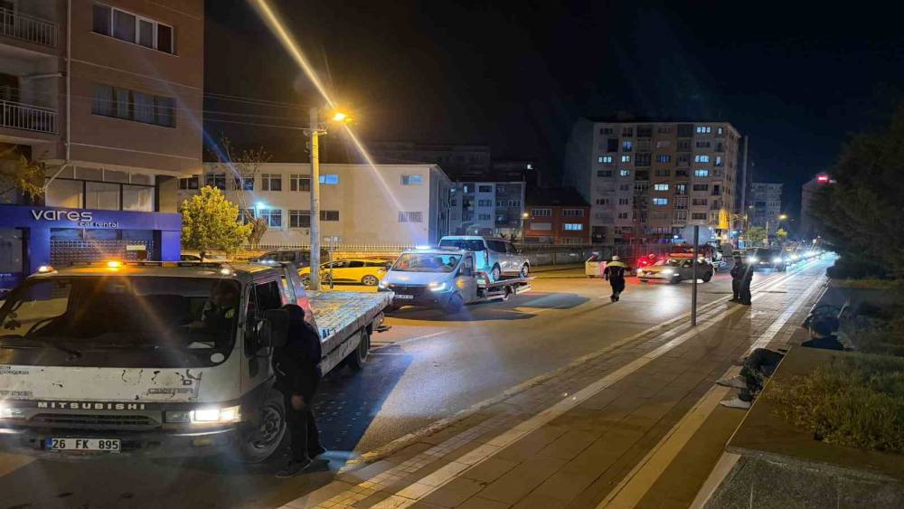 1 Mayıs tedbirlerine uymayan s&uuml;r&uuml;c&uuml;lere ait 33 ara&ccedil; gece &ccedil;ekildi

