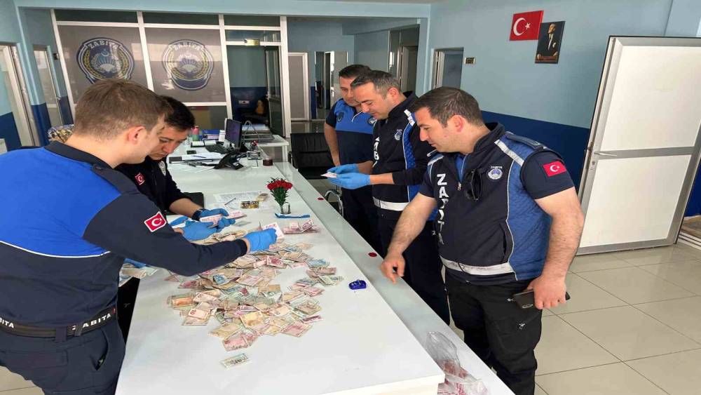 Dilencinin &uuml;zerinden &ccedil;ıkan para şaşırttı
