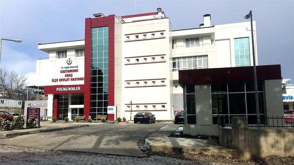 Kestiği ağacın altında kalan iş&ccedil;i hayatını kaybetti
