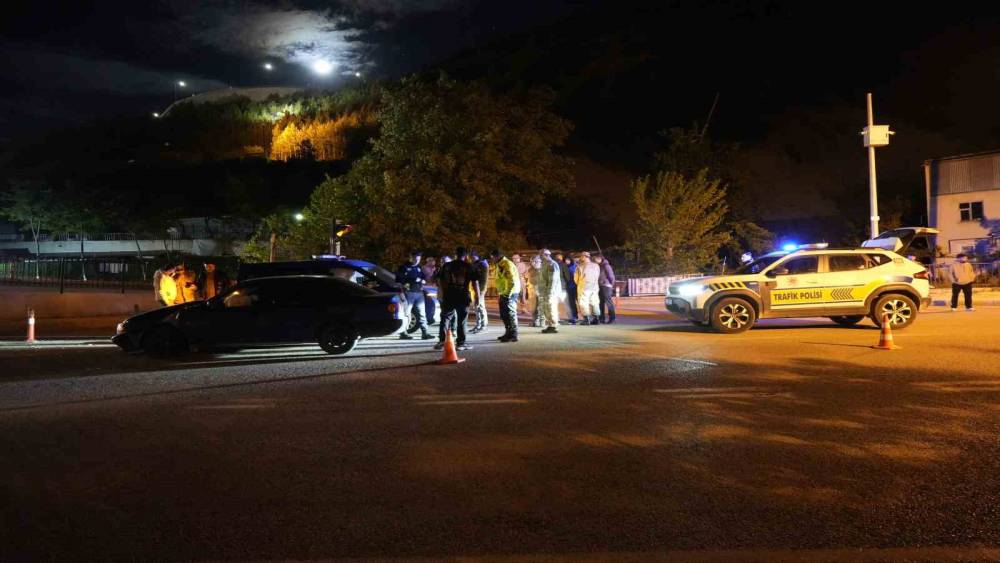 G&uuml;m&uuml;şhane&rsquo;de alkoll&uuml; s&uuml;r&uuml;c&uuml; jandarma aracına &ccedil;arptı, ehliyetine el konuldu
