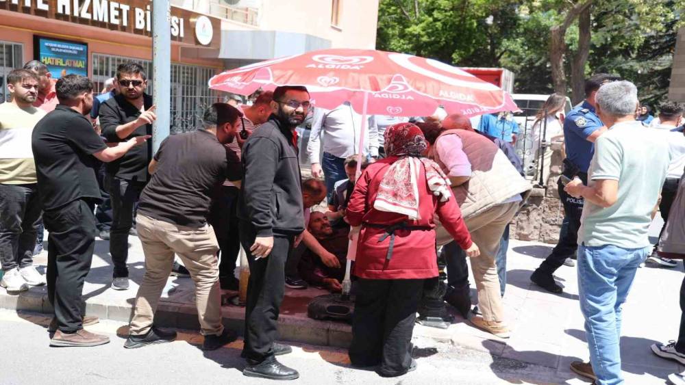 Cenaze &ccedil;ıkışında yol verme kavgası kanlı bitti: 1 yaralı, 2 g&ouml;zaltı
