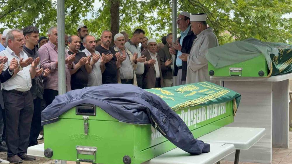 Bayram yolunda kazada &ouml;len gen&ccedil; &ccedil;ift, yan yana toprağa verildi

