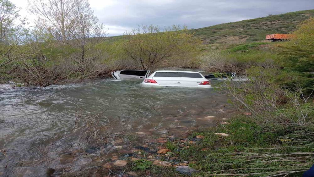 Sivas&rsquo;ta kontrolden &ccedil;ıkan otomobil dere yatağına d&uuml;şt&uuml;: 3 yaralı
