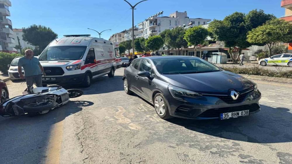 Yaya ge&ccedil;idinde duran motosiklete arkadan &ccedil;arptı: 1 yaralı
