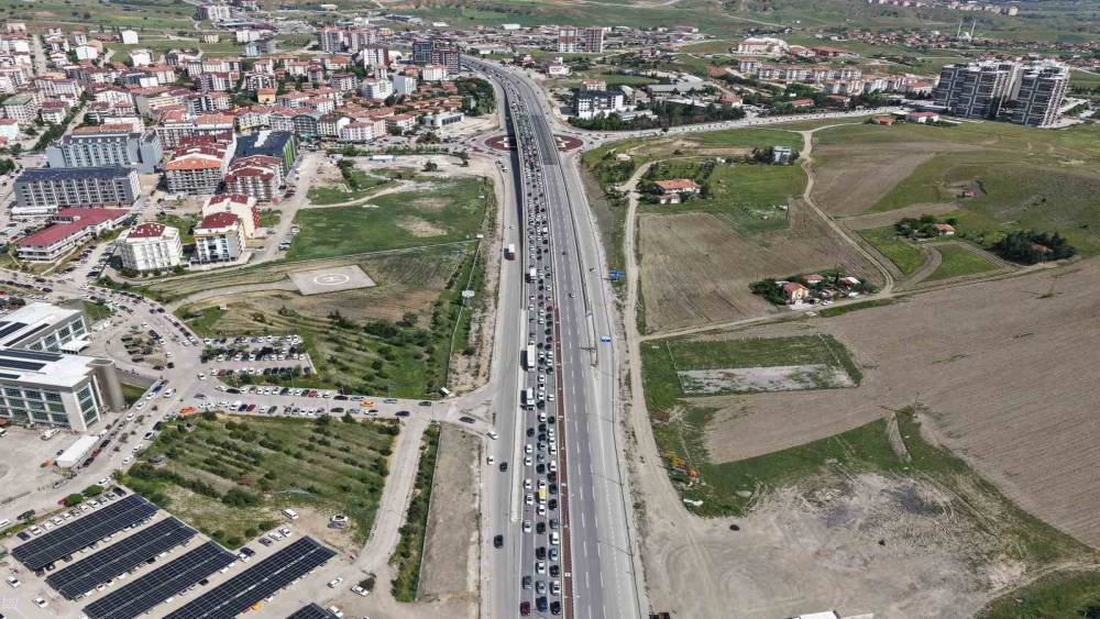 Tatil bitti, yoğunluk bitmedi: 43 ilin ge&ccedil;iş noktasında d&ouml;n&uuml;ş trafiği yaşandı
