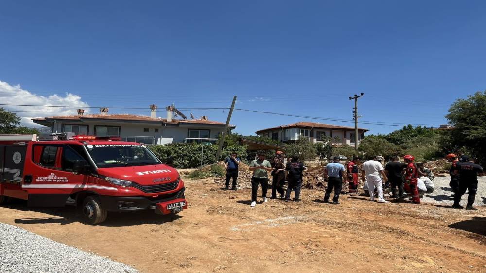 Menteşe&rsquo;de altyapı &ccedil;alışmasında iş&ccedil;i toprak altında kaldı
