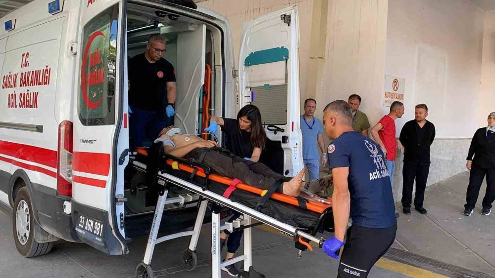 Otomobil ile hafif ticari ara&ccedil; &ccedil;arpıştı: 6 yaralı
