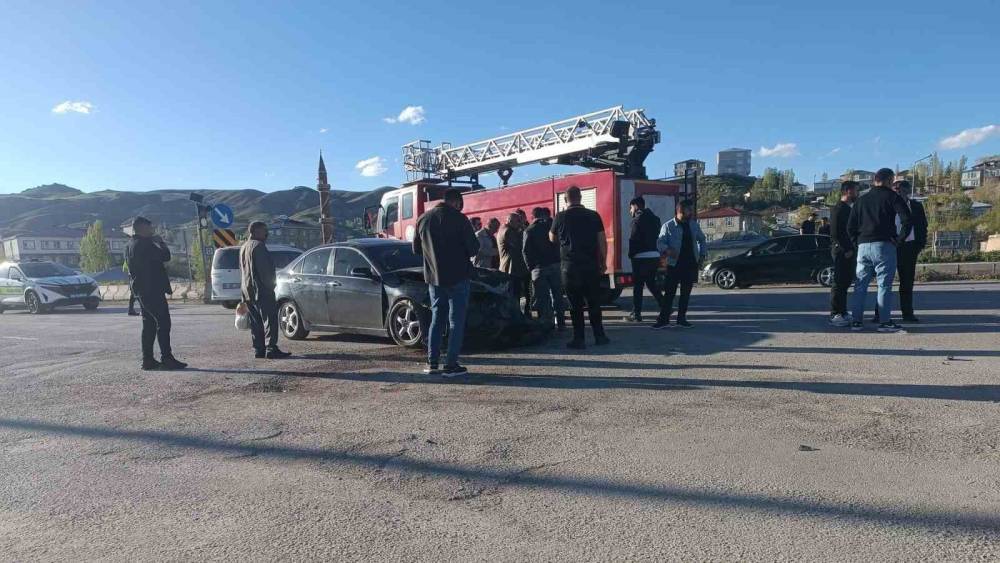 Van &Ouml;zalp&rsquo;te zincirleme kaza: 4 yaralı

