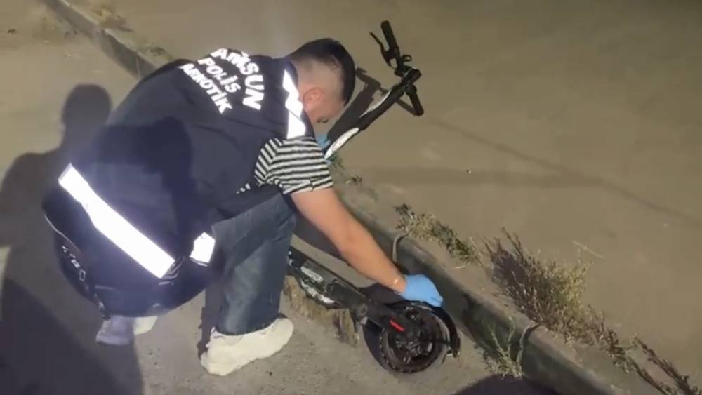 Pe&ccedil;eteye emdirilen uyuşturucuyu scooter bataryasında sakladı
