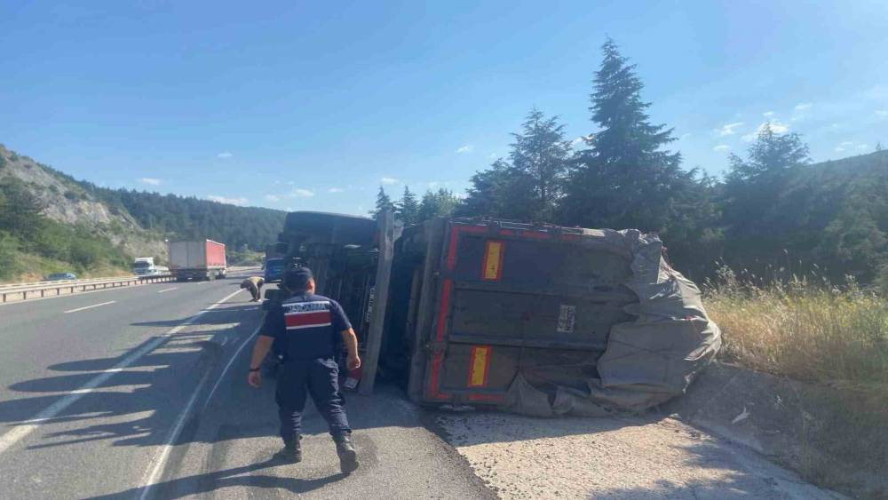 Bilecik&rsquo;te kontrolden &ccedil;ıkan tır yan yattı

