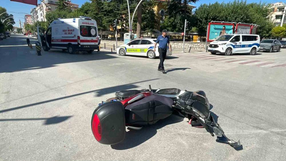 Karaman&rsquo;da motosikletler &ccedil;arpıştı: 2 yaralı
