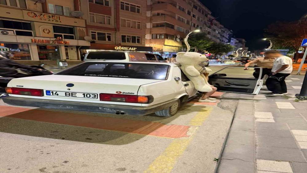 Peluş ayı ehliyetsiz s&uuml;r&uuml;c&uuml;y&uuml; ele verdi
