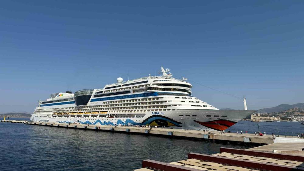 Alman turistleri taşıyan dev kruvaziyer Bodrum&rsquo;a demirledi
