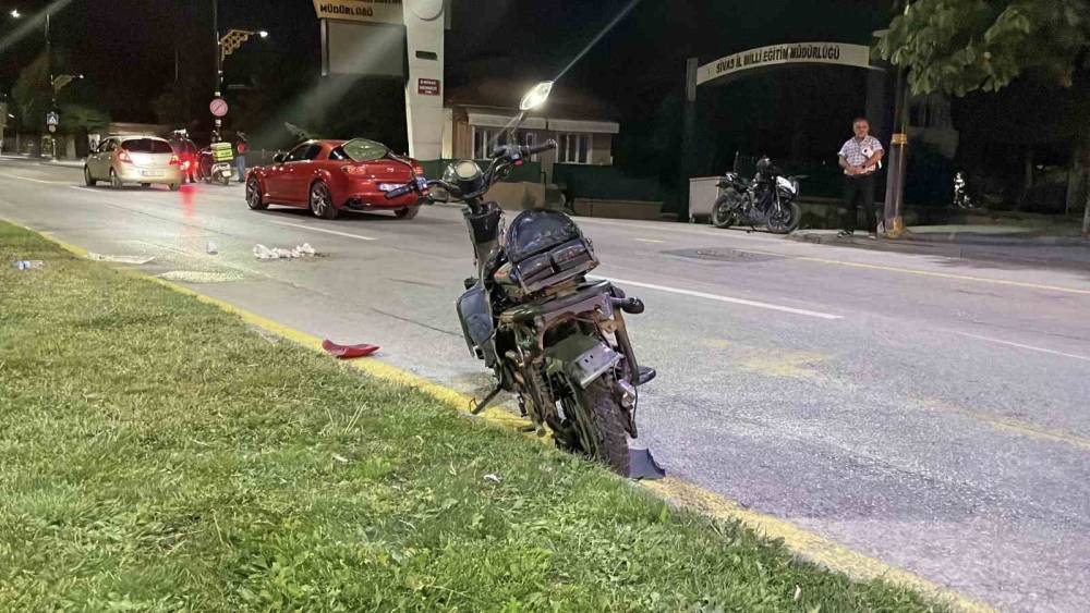 Sivas&rsquo;ta motosiklet ile elektrikli bisiklet &ccedil;arpıştı: 2 ağır yaralı
