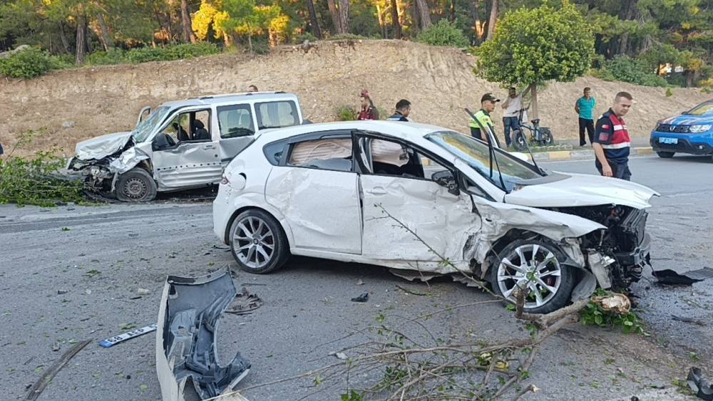 Karşı şeride ge&ccedil;en otomobil ortalığı savaş alanına &ccedil;evirdi: 4 yaralı
