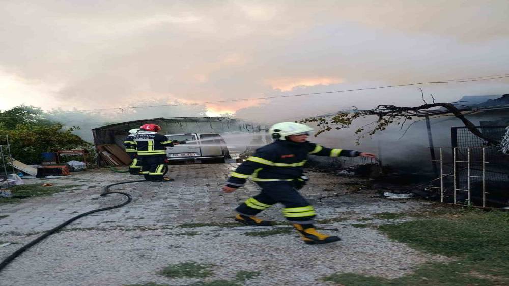 Bağ evi yangınında ev k&uuml;le d&ouml;nd&uuml;, otomobil zarar g&ouml;rd&uuml;

