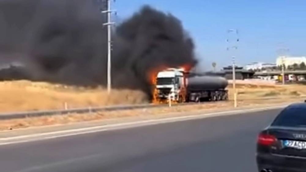 Gaziantep&rsquo;te seyir halindeki tanker alev alev yandı
