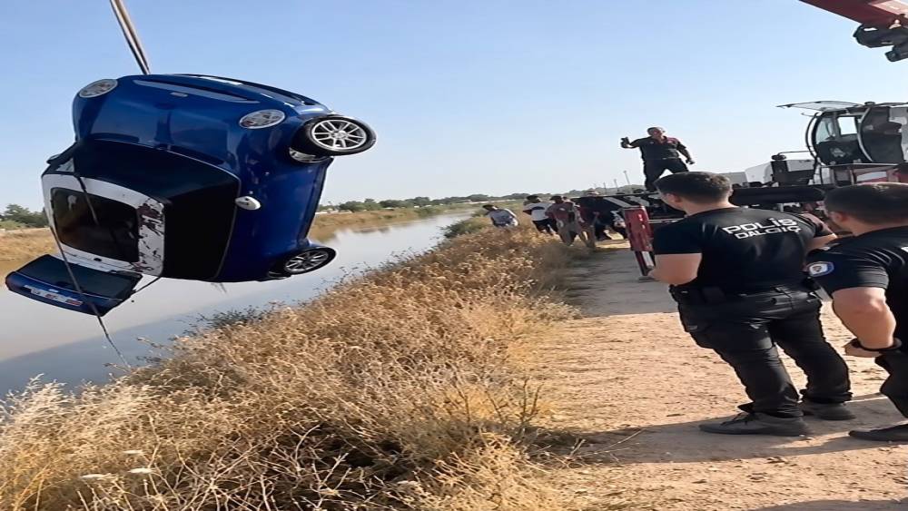 Şanlıurfa&rsquo;da otomobil dereye u&ccedil;tu: S&uuml;r&uuml;c&uuml; kayboldu
