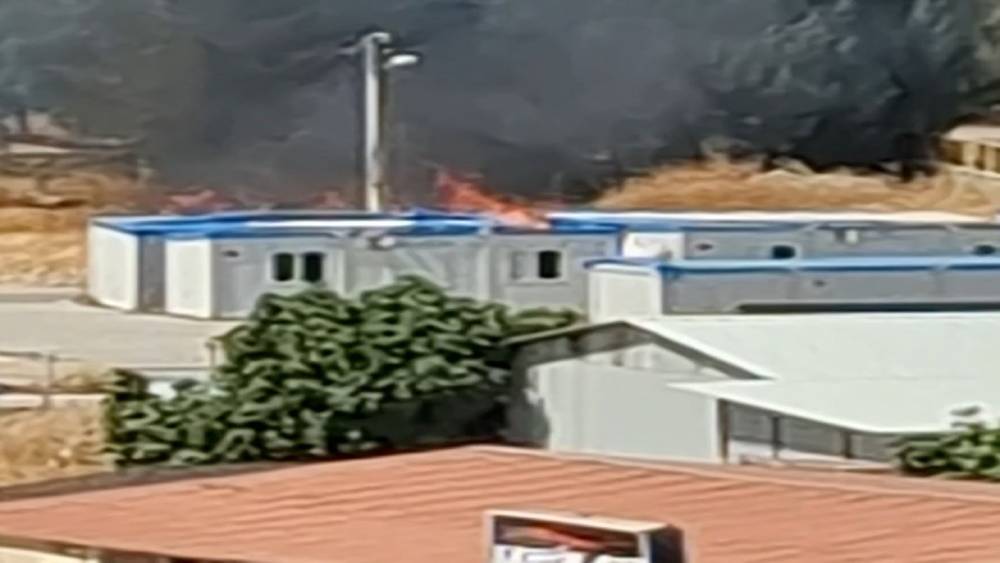 Kopan elektrik tellerinden &ccedil;ıkan kıvılcım yangına neden oldu
