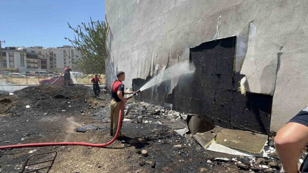 &Ccedil;anakkale&rsquo;de ev ve arabalar yanmaktan son anda kurtuldu
