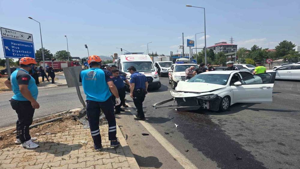 Bing&ouml;l&rsquo;de trafik kazası: 3 yaralı
